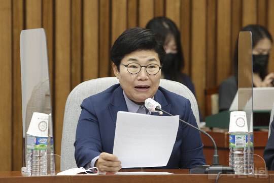국회 환경노동위원회 여당 간사인 임이자 국민의힘 의원이 20일 오전 서울 여의도 국회 본관에서 열린 당 원내대책회의에서 발언하고 있다.<국민의힘 홈페이지 사진>